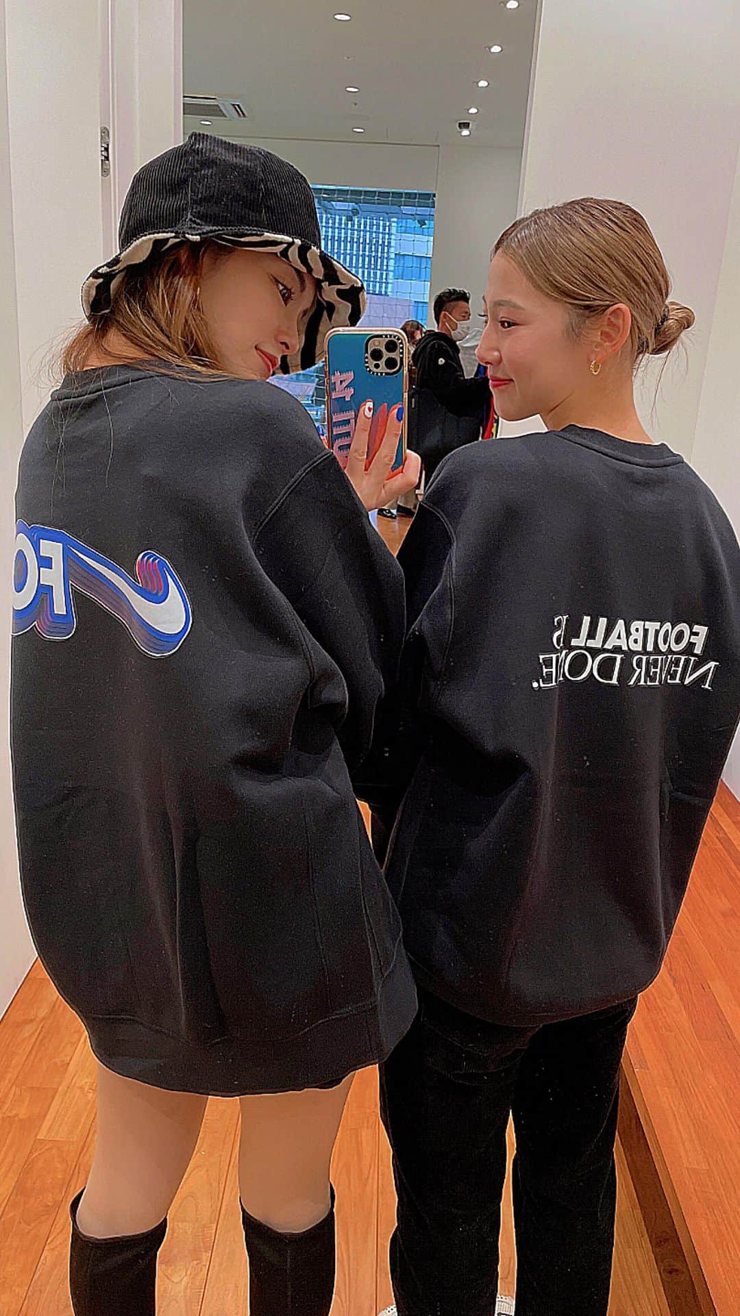 のインスタグラム：「NIKEとSOPH.さんのコラボイベント行ってきました🌼 . .  NIKE FC Presented By SOPH. POP-UP at SOPH. MIYASHITA PARK 会期 : 2022/11/19(土) - 2022/12/18(日) 住所 : 東京都渋谷区神宮前6-20-10  MIYASHITA PARK NORTH 2F 営業時間 : 11:00-21:00 TEL : 03.6427.9799 . . . NIKE FCやF.C.R.B.のアートワークを使って、NIKE製のスウェットをカスタマイズできるワークショップ「HOODIE & SWEATSHIRT CUSTOMIZATION」を体験してきました🙋‍♀️ 自分でカスタムすると愛着わくよね🙋‍♀️🌼 宮下パークにて、ワールドカップ期間中はやってるのでぜひ！ちなみにワールドカップカップ出場国のNIKEメーカーのユニフォームも買えるよ✌️ . . @niketokyo  @nikefootball  @soph_co_ltd  #NIKE #nikefootball #worldcup #SOPH」