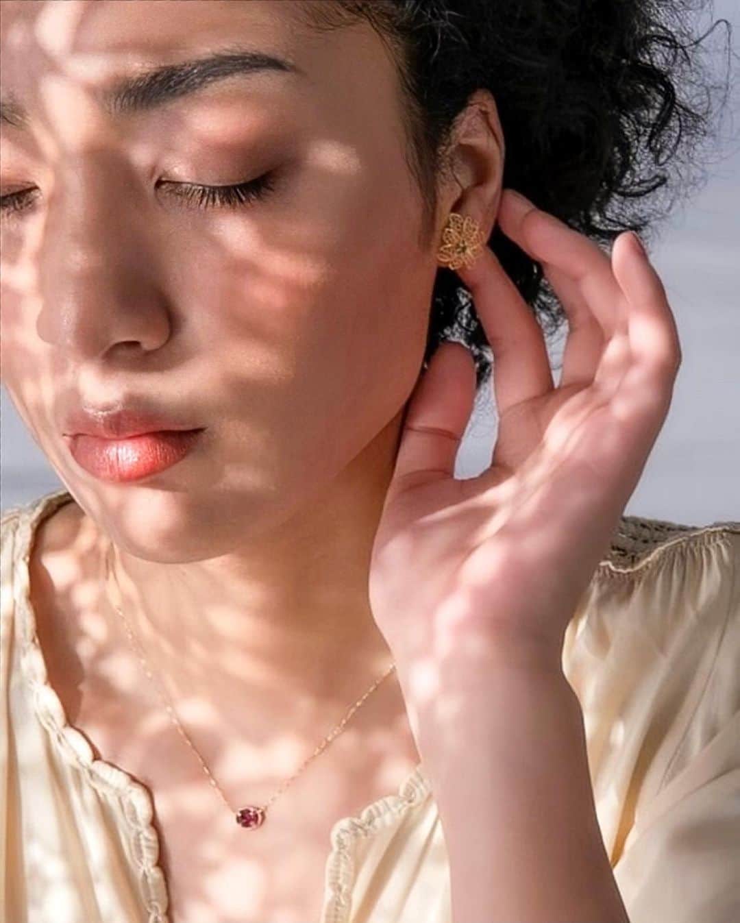 GENAのインスタグラム：「@_mondobijoux_ 😌👂🏽🍁」