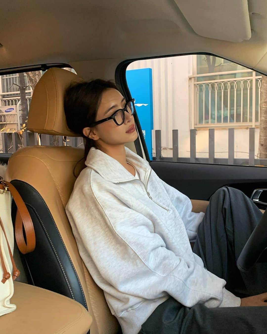 キム・ボラムのインスタグラム：「잠시 멍때리는시간  다들 어디 놀러가세요 …?   직원들 다같이 택배에 달려든 날 💪🏾」