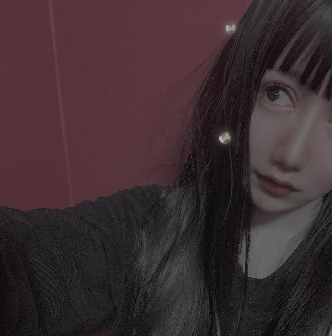 多田岬のインスタグラム：「黒髪にしたい欲が止まらないたしゅけて」