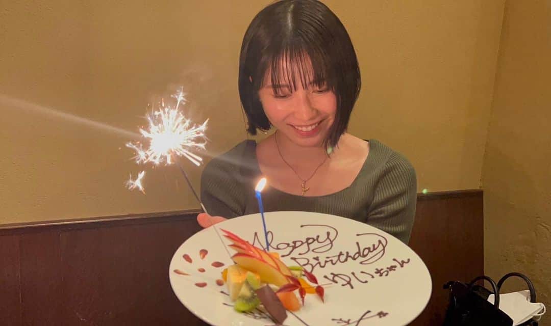 横山由依のインスタグラム：「30歳になりました！！ 楽しい1年にします☺️🎂  たくさんのお祝いありがとうございます！」