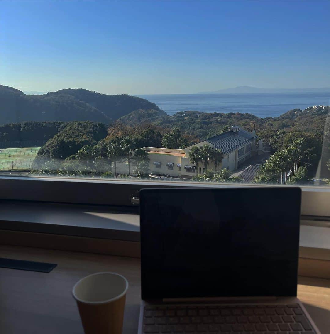 味岡ちえりのインスタグラム：「今日もいい天気☀️ さっさと仕事終わらせてのんびりしよう🕔」