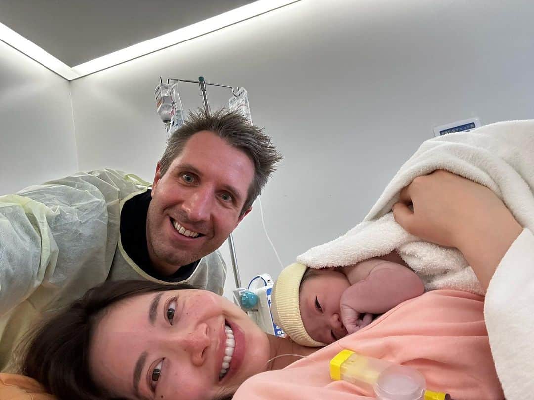 May Pakdee メイ パクディのインスタグラム：「December 2nd 2022 9:58am, we have welcomed Baby Annabel xx The most precious thing in the world, I can’t even describe the love I have for her💕 We are so in love with you  . . . . . 12月2日の朝アナベルちゃん出産しました🥹出会った瞬間からこんなにも感動で心がいっっぱいになりました💕これからも私達の小さな家族宜しくお願いします🥹 . . . .#babygirl #newborn」