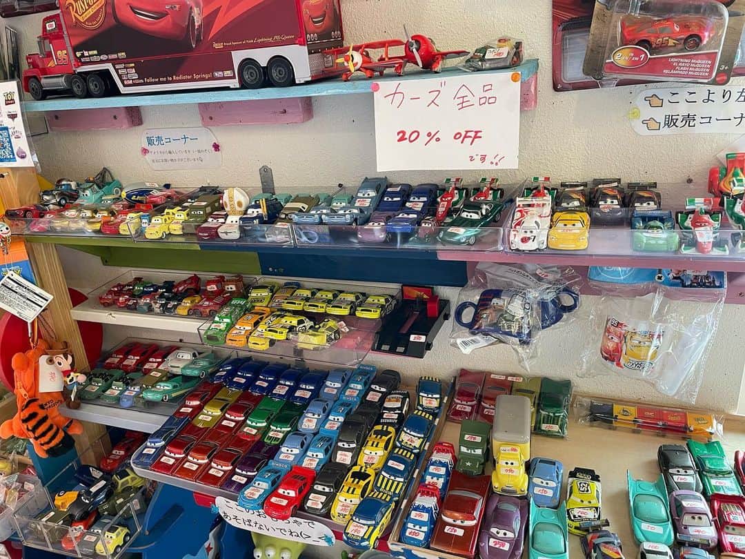 まーくんさんのインスタグラム写真 - (まーくんInstagram)「ぐすたーれではトイストーリー、カーズミニカー を中心に販売コーナーもございます🤖🧸 日本では未発売のものも多く取り揃えておりますので、ご来店の際にはぜひご覧になってください⭐️  個別での通販は対応しておりません🙇‍♂️ 時間のある時に通販アカウント @gustare.toysale のほうにupしております💻  #トイストーリー#カーズ#マテルカーズ  #トミカ#ディズニー#ピクサー#ディズニープリンセス#レトロミッキー #アメリカン雑貨#アメ雑#アメトイ#ビンテージ#レトロ#モンスターズインク #ぐすたーれ」12月8日 10時40分 - gustare.masaki