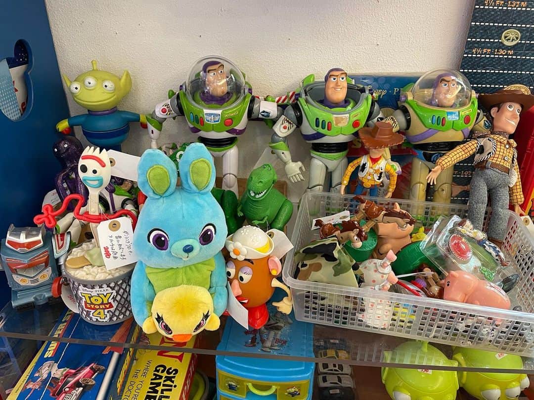のインスタグラム：「ぐすたーれではトイストーリー、カーズミニカー を中心に販売コーナーもございます🤖🧸 日本では未発売のものも多く取り揃えておりますので、ご来店の際にはぜひご覧になってください⭐️  個別での通販は対応しておりません🙇‍♂️ 時間のある時に通販アカウント @gustare.toysale のほうにupしております💻  #トイストーリー#カーズ#マテルカーズ  #トミカ#ディズニー#ピクサー#ディズニープリンセス#レトロミッキー #アメリカン雑貨#アメ雑#アメトイ#ビンテージ#レトロ#モンスターズインク #ぐすたーれ」