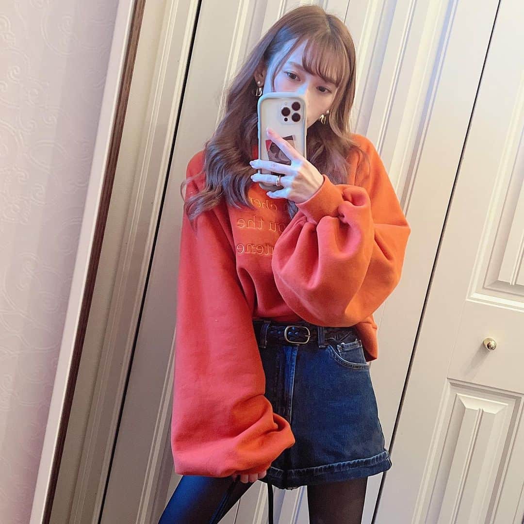 町田亜里香のインスタグラム：「⛄️𓂂𑀀  12月もあっという間に終わりそう。 昨日のお洋服を☜ どれも去年とかのもの😌ˊ˗  そしてこの時期欠かせないのが 《裏起毛タイツ》 色んな種類があるけど 着圧加減がベルミスが一番🥹 暖かいしきゅって 足が細く見えます☺️ ベルミス信者かと思うくらい ベルミスだらけなんだけど🥺🥺  私が履いてるのは、 《ブルベ》ですˎˊ˗  昨日も裏起毛のおかげで ＋4°でした☜笑  なにより 細く見えて、 裏起毛だなんて思えない見た目が 好きすぎる🥺 オレンジ感が強いものも 多いけど…これはまったく🫣  長くなりすぎた。 とにかく冷えは良くないから、 裏起毛タイツオススメˎˊ˗ ちなみにTOPSも裏起毛www  #裏起毛タイツ #裏起毛  #ベルミス #コーデ #ママ  #脚やせ #ダイエット」
