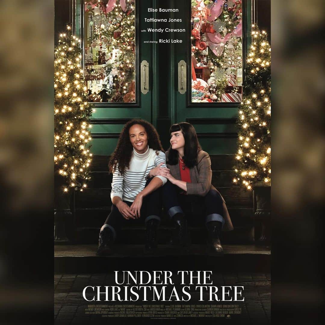 イリース・バウマンのインスタグラム：「Happy December! I am here to inform you that Under The Christmas Tree is streaming on @hulu and @lifetimetv in 🇺🇸 on @ctv in 🇨🇦 and available to rent on @amazonprime . Go forth and be merry and gay🎄」
