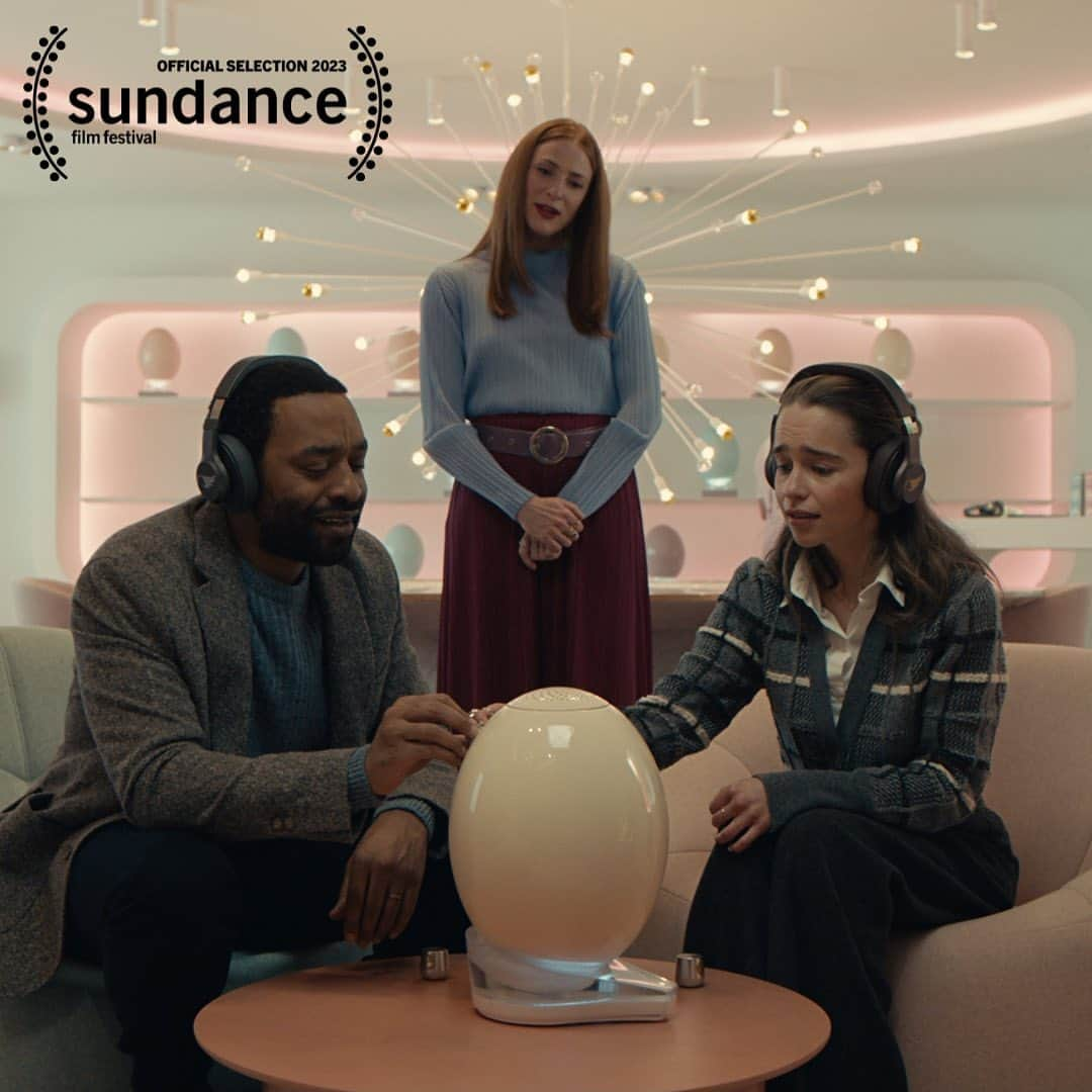 エミリア・クラークのインスタグラム：「Dearest scrollers, I’ve been giddy with anticipation to share this little beauty with the world… and now we get to do it at SUNDANCE BABY!!!  Over the moon that we are premiering THE POD GENERATION in-person at the 2023 #Sundance Film Festival this January in Utah! festival.sundance.org #ThePodGeneration #comeonbabylightmyskilift」