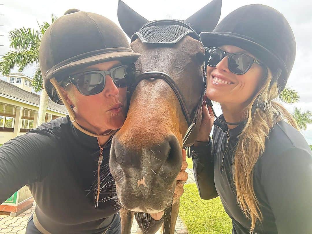 アリ・ラーターのインスタグラム：「Morning jaunt with Floski, Carlos, and Bubbles! 🐴❤️🐴」