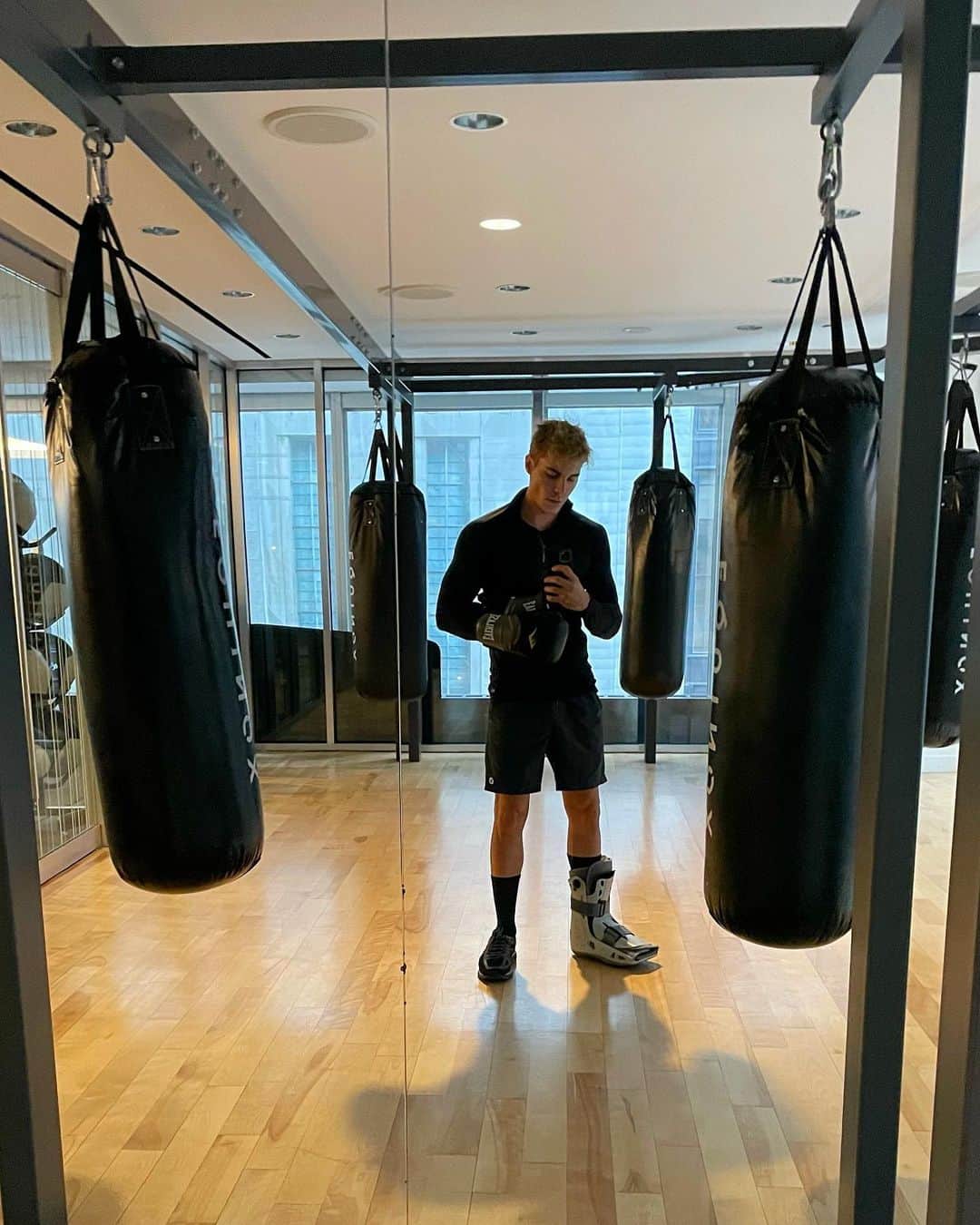 ノーラン・ジェラード・ファンクのインスタグラム：「3 weeks on and going strong 🦾」