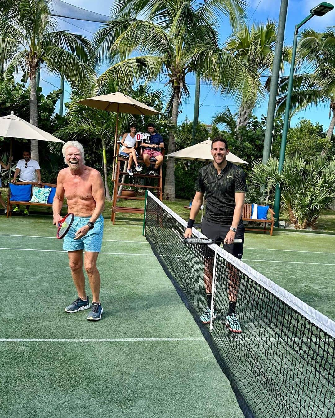 フアン・マルティン・デル・ポトロのインスタグラム：「Lindos momentos con mi amigo. 🏝️🚀🎾 ♟️ Quién creen que gano? 😂  Having fun with my friend @richardbranson @virgin  #neckercup」