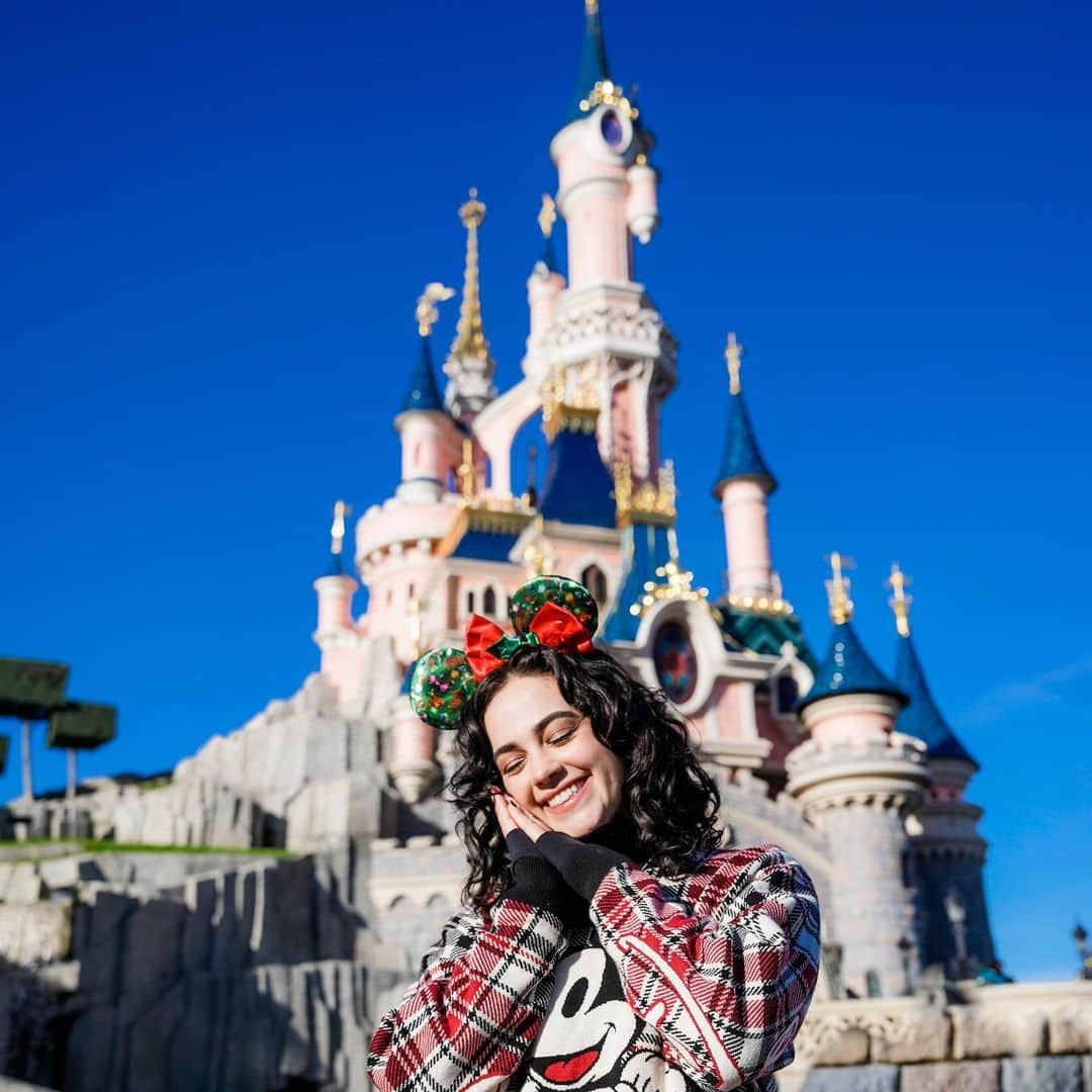 メアリー・モーサさんのインスタグラム写真 - (メアリー・モーサInstagram)「new castle, same adoration for all things magical ✨   thank you to @disneylandparis for welcoming us to enjoy a very #DisneyXmas 💖 and for introducing us to our new twinning-buddies, Chip & Dale! 🙃」12月8日 6時26分 - missmarymmouser