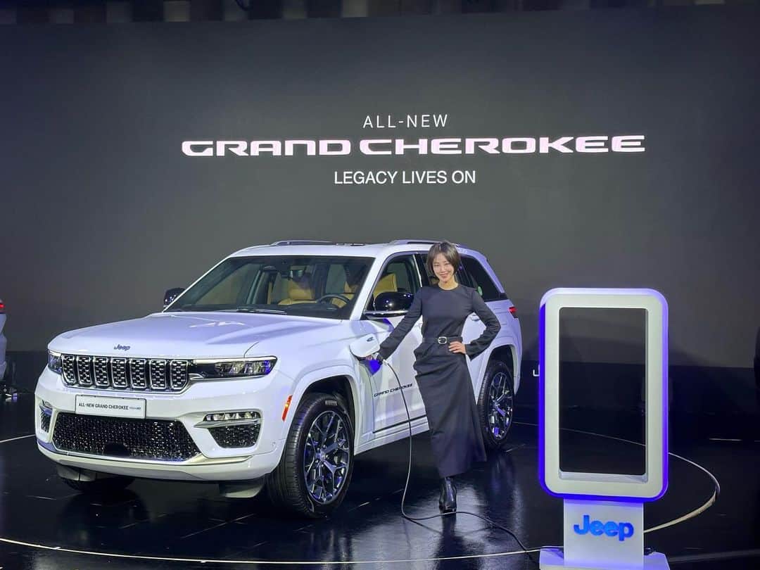 キム・ソンリョンのインスタグラム：「#올뉴그랜드체로키l #grandcherokee #멋지죠 브랜드 #앰버서더 #영광입니다 예전 저와 13년을 함께 했었는데… 다시 만나니 너무 감회가 새롭네요 앞으로 또 함께 할 생각에 무척 설렙니다 #많은관심부탁드려요^^」