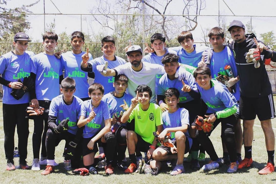 クラウディオ・ブラーボのインスタグラム：「Ya van más de 6 años.  Enseñando, compartiendo y dedicando tiempo a miles de niños en diferentes puntos de nuestros país a través de nuestra escuela de arqueros de @elunocampus. Feliz de haber podido compartir junto a ellos y sus familias, que gratificante es ver como crecen nuevos talentos.   También quería agradecer de forma muy especial a nuestro grupo de profesionales👏🏻👍🏻👌🏻, creo que sin ellos no sería posible contar y llevar la mejor escuela de arqueros de Chile @elunocampus a muchos lugares.   Un fuerte abrazo y nos vemos pronto en algunas actividades que ya iremos contando 😉  Agradecido por tanto cariño ❤️」