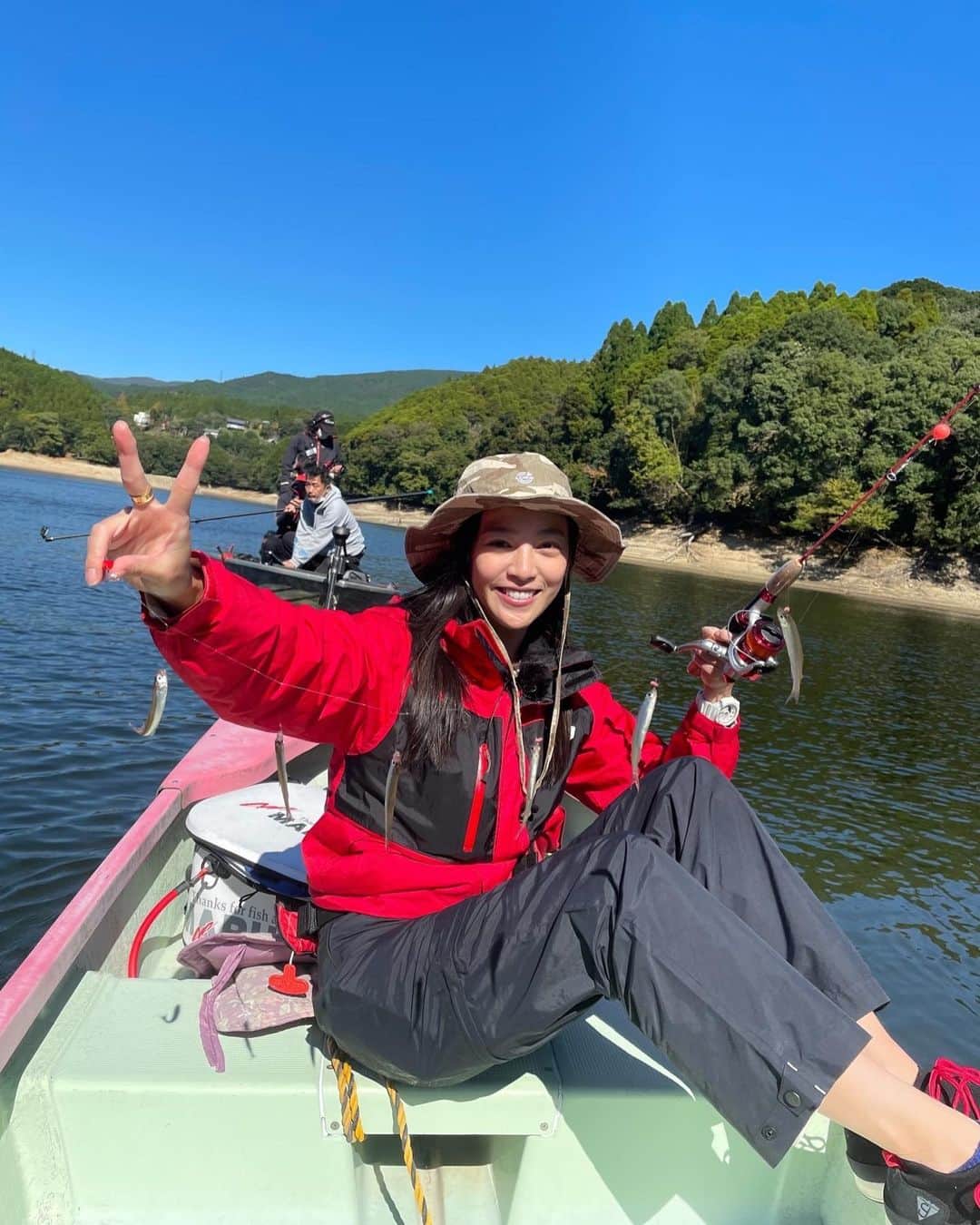 矢野由希子のインスタグラム：「WKSG！！  とてものどかなところで ボートを借りて わかさぎ釣りをしたよ🎣  #WKSG #ワカサギ #ワカサギ釣り #JTV #城島健司のJ的な釣りテレビ #釣り #🎣 #ボートハウスシノハラ #北山湖」