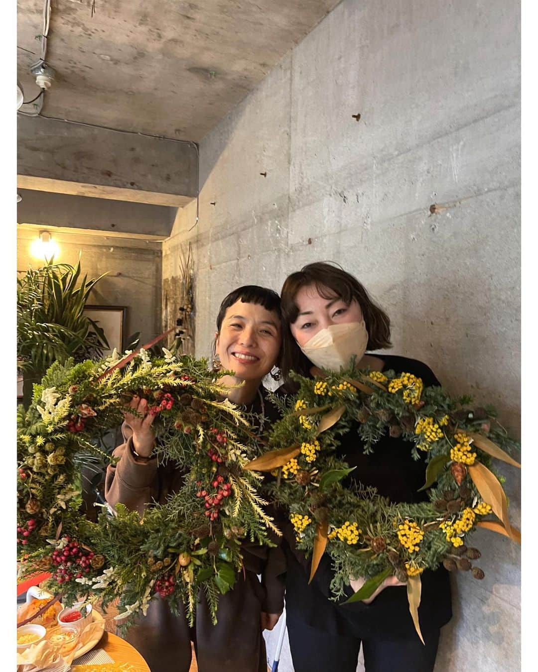 佐々木希さんのインスタグラム写真 - (佐々木希Instagram)「終日フラワーにて。 char先生に教わりながらリース作り🎄♡ それぞれ全然違う✨ 朝からとっても楽しい時間でした！ 一枚目は私が作ったリースなんだけど、今みんなが作ったリースを見直してたらもっと足しても良かったかもと思ってきた🤣笑 また来年、挑戦しよっと❤︎」12月8日 8時22分 - nozomisasaki_official