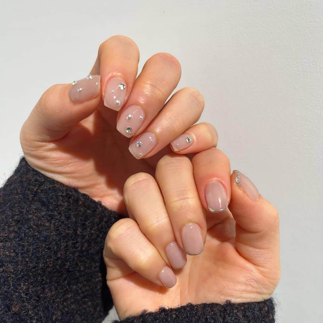 ひよんのインスタグラム：「💅💅💅  👰🏻‍♀️💍用の新しいネイル💓 かわいいすぎる❤️ シンプルだけどキラキラが目立ってよきです👏🏻  #ひよんネイル #結婚式ネイル #ネイルデザイン」