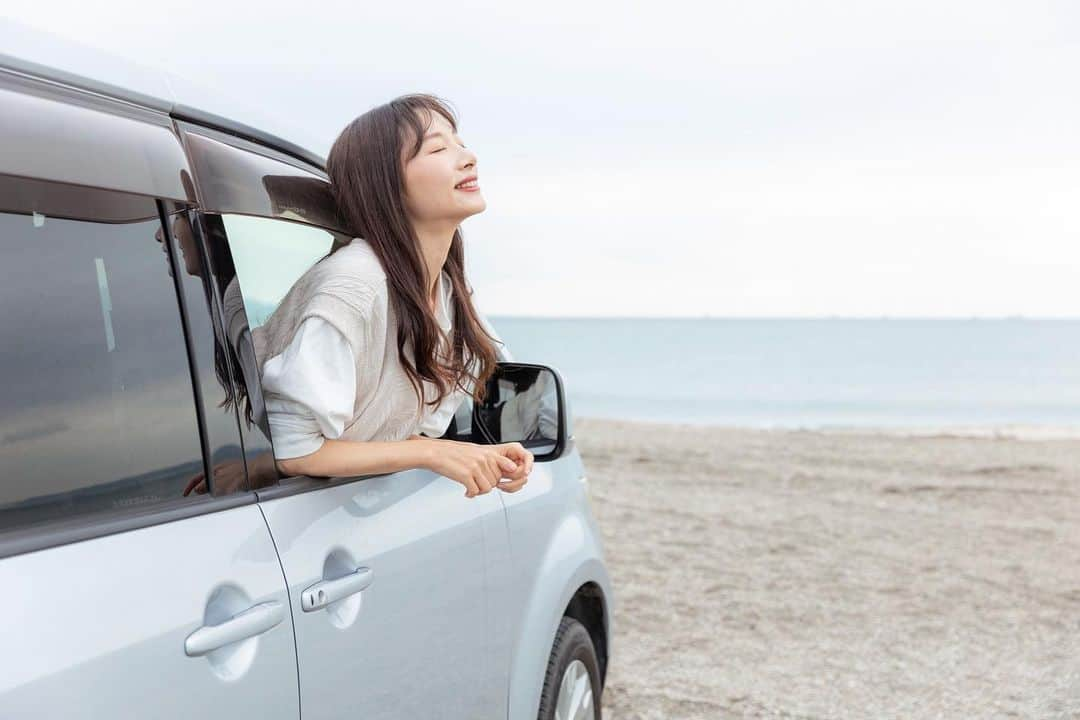 茉莉のインスタグラム：「🌊💙🚙 . . バンライフをするきっかけをくれた、 『三菱デリカD5』✨ . . ミニバンなのに 車中泊できるし、 街乗りもできちゃう。 見た目の可愛さも、 どこでも走れちゃうタフさも魅力的。👍 . . アウトドアライフを 充実させてくれるデリカちゃん。☀️ 納車して約半年… めっちゃメロメロなんです🥰❣️笑 . . #バンライフ#車中泊#車旅#vanlife#mitsubishidelica#delica#delicad5#キャンピングカー#ミニバン#デリカ#カスタムカー#dキャンパー#デリカ女子#三菱デリカd5#ソロキャン#アウトドア女子#ソロキャンプ女子#犬連れ旅#ワンちゃんと一緒#犬連れキャンパー#愛車撮影#デリカd5がある生活」