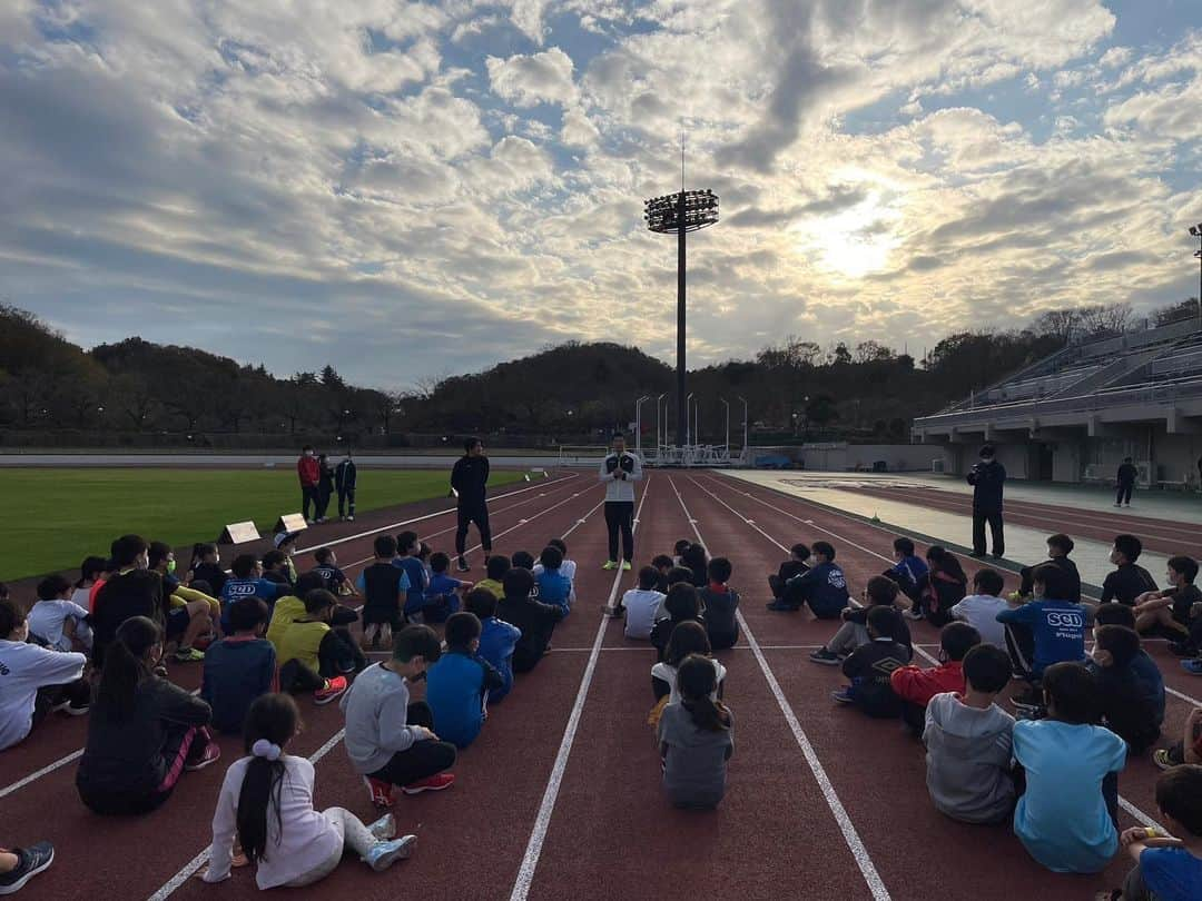 小林雄一さんのインスタグラム写真 - (小林雄一Instagram)「🏃‍♂️ 12/4 陸上教室@厚木市 桐生君と一緒に陸上教室をやらせていただきました🏃‍♂️🏃‍♀️💨 子どもたちメダリストを前に目を輝かせてました✨  参加者の皆様 主催者の皆様 ありがとうございました🙇‍♂️🙇‍♂️  #メイスンワーク #メイスンワーク陸上競技部  #scdアスリートクラブ  #scdアスレチッククラブ  #総合型地域スポーツクラブ  #厚木市」12月8日 19時18分 - yuuichi_kobayashi