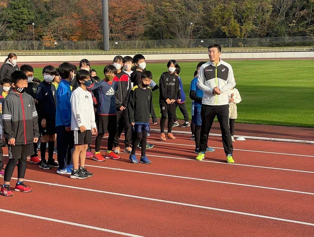 小林雄一さんのインスタグラム写真 - (小林雄一Instagram)「🏃‍♂️ 12/4 陸上教室@厚木市 桐生君と一緒に陸上教室をやらせていただきました🏃‍♂️🏃‍♀️💨 子どもたちメダリストを前に目を輝かせてました✨  参加者の皆様 主催者の皆様 ありがとうございました🙇‍♂️🙇‍♂️  #メイスンワーク #メイスンワーク陸上競技部  #scdアスリートクラブ  #scdアスレチッククラブ  #総合型地域スポーツクラブ  #厚木市」12月8日 19時18分 - yuuichi_kobayashi