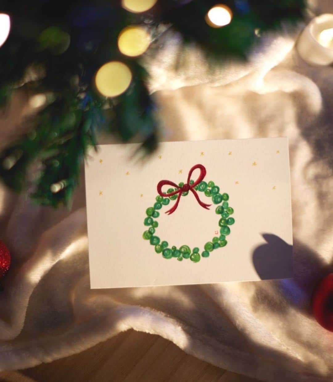 ベッキーのインスタグラム：「突然ですが！ このあと20:00〜『NaturaLUNA...』からクリスマスコフレが2種類発売されます！  ●つやつやSet (税込7,700円) ●きらきらSpecial Set(税込11,000円)  です。 基本の保湿アイテムに加え、どちらのセットにも限定品のマルチバームと、オリジナルポーチがついてます。 マルチバームは、リップにも髪にも使える優れもの🌸 さらに、それぞれのSetに私がデザインしたカードがついてきます🎄  『NaturaLUNA...』の公式LINEとお友だちになると、300円オフのクーポンも手に入るのでぜひ、お友だちになってください🌈  19:45〜インスタライブで詳しく説明するので気になる方はチェックしてください🎁  数量限定なのでお早めに❤️  みなさまが、つやつやで、きらきらな冬を過ごされること祈ってます💕」