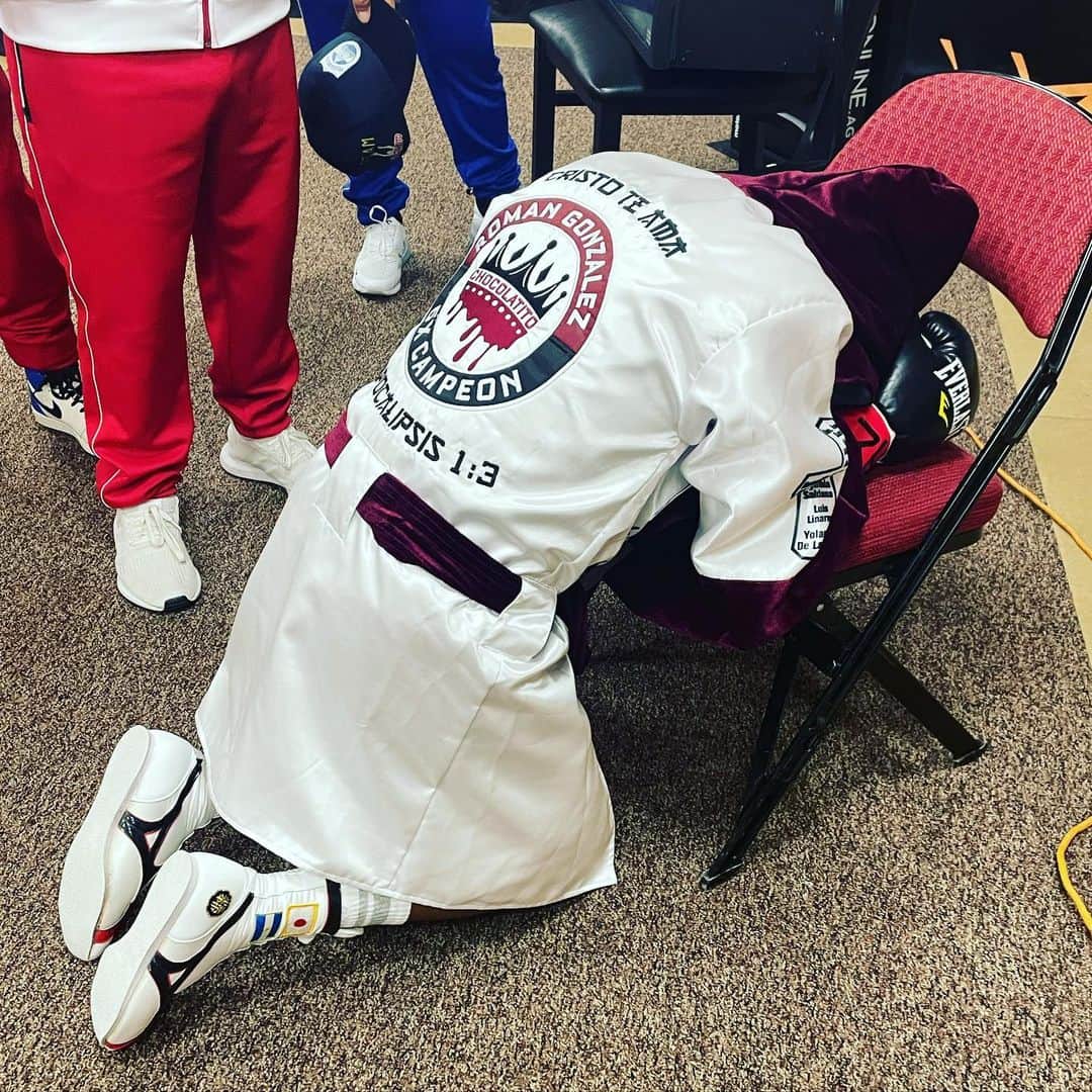 ローマン・ゴンサレスのインスタグラム：「Gracias a Dios, mi familia, mi equipo, mi país, mi gobierno, mis amigos y sobretodo a todas aquellas personas que me han apoyado y en especial al Campeón @galloestradaoficial por haber completado una histórica Trilogía. La enseñanza mas grande, ha sido  que las Batallas mas difíciles en esta vida se ganan de rodilla. Vamos Adelante! Cristo Te Ama」
