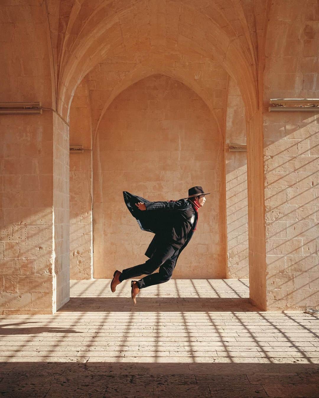 halnoのインスタグラム：「トルコ🇹🇷‼️ トルコはなぜこれほどまでに旅情を掻き立てるのか？アジアとヨーロッパ、アラビアのクロスロード。何層にもわたるレイヤーに彩られた歴史と文化‼️ イスタンブールでの撮影を終えて今、マルディンという南東の街、メソポタミアの文化を探訪しています☺️ 日本人のみんなに馴染みのあるイスタンブール、首都アンカラ、カッパドキアはトルコの西側に位置する。 それでトルコを知った気になるんじゃないよ！！（俺も知らなかったけど！！）東や南にも大昔の建物、古代遺跡がたくさん残っていてまるで絵本のような、SF映画の世界が、魅力ある最後の秘境たち、その一つマルディンという街があるんです。 ・ 📍Kasımiye Madrasa-カスミエ・マドラサは、7-800年も前につくられた遺跡。共に旅をする韓国のイケメンクリエイター@gyun_s が撮ってくれました🇰🇷 ・ たくさんたくさん撮影してますが、小出ししていくね。 ・ 📷1st photo by @gyun_s 🇰🇷 📷7rd photo by @kurubushi88🇯🇵 ・ Special thanks @goturkiye @goturkiye_jp  tour guide @thoronaga カーンさん❤️ ・ ーーーーーー  Türkiye 🇹🇷‼️ Why does Türkiye inspire so much travel? A crossroad between Asia, Europe and Arabia. History and culture colored by layers of ministry️. We just finished filming in Istanbul and now we are exploring the inland city of Mardin and the culture of Mesopotamia☺️. Istanbul, the capital Ankara and Cappadocia, familiar to all Japanese, are located in the west of Türkiye. Don't let that make you feel like you know Türkiye! (I didn't know that either!!!)  There is also a city in the southern east called Mardin, the last unexplored region with a lot of old buildings and ancient ruins that look like a picture book, the world of a science fiction movie, but with a lot of charm. 📍Kasımiye Madrasa- Kasımiye Madrasa is a ruin created 7-800 years ago. A handsome Korean creator @gyun_s who is traveling with me took this 🇰🇷. I'm taking lots and lots of pictures, but I'll keep it small. ・ #GoTürkiye #gomardin  ・ 🇰🇷Korean creators @jinifoto @honey_veling @gyun_s  ・ 🇯🇵Japanese creators @d_japanese @kurubushi88」