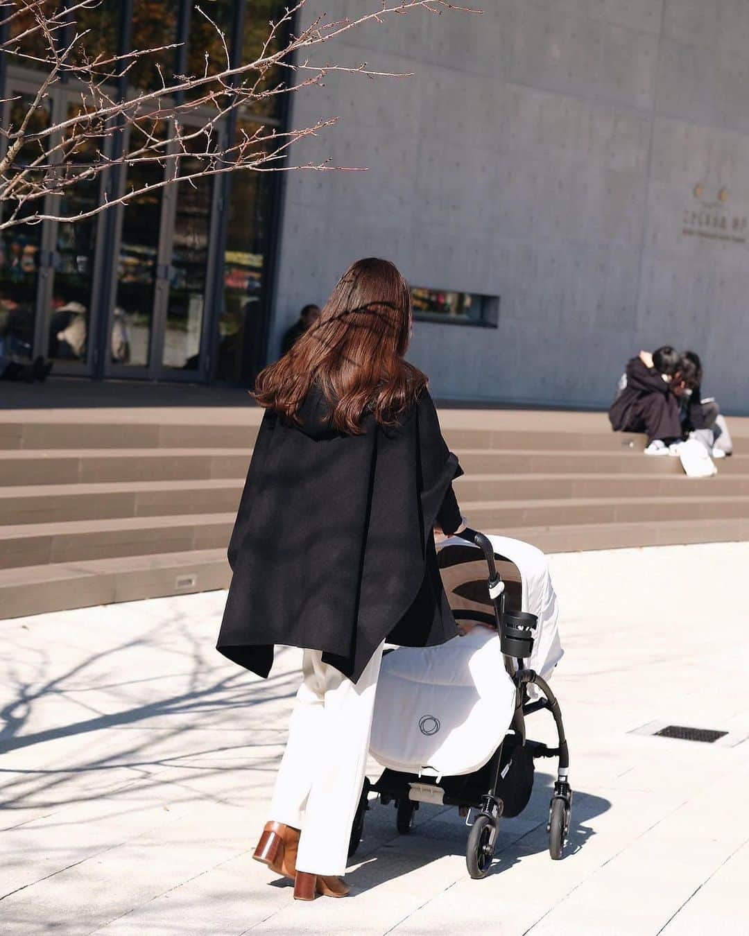 湯浅喬子さんのインスタグラム写真 - (湯浅喬子Instagram)「@bugaboojapan 👶  butterflyと悩んで ずっと欲しかった"Bee6"を🚗  バガブーのベビーカーは 安全と快適さも追求されていて 実際に使ってみると押し心地が軽くて走行性抜群❤️  見た目も白が欲しくて、 これからの季節のためフットマフも❄️ 白で揃えると更に可愛くてお気に入り。  👶もいつもスヤスヤ快適♡  #bugaboo#バガブー #ベビーカー #Bee6 #babygirl#6month」12月8日 20時00分 - kyorco