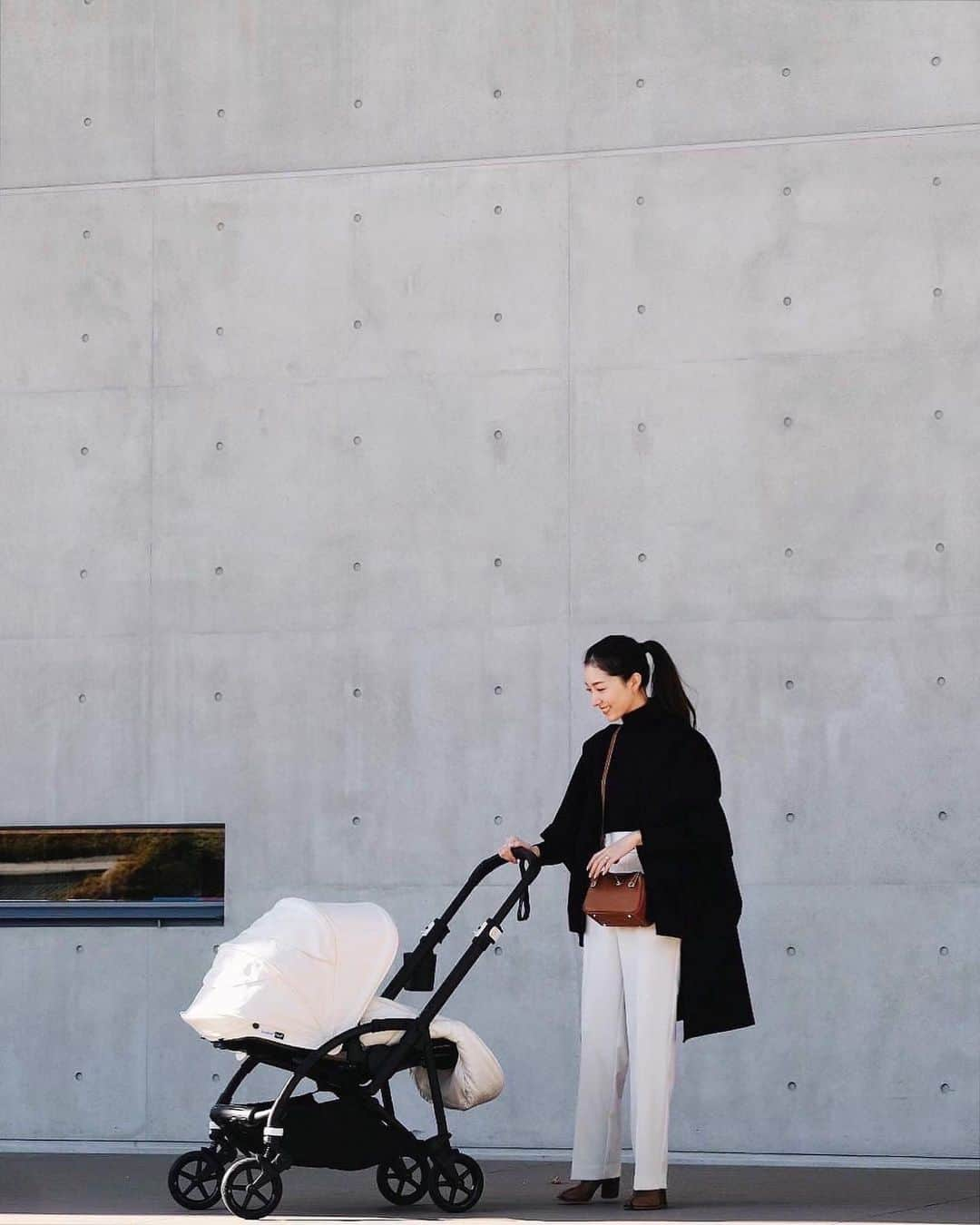 湯浅喬子さんのインスタグラム写真 - (湯浅喬子Instagram)「@bugaboojapan 👶  butterflyと悩んで ずっと欲しかった"Bee6"を🚗  バガブーのベビーカーは 安全と快適さも追求されていて 実際に使ってみると押し心地が軽くて走行性抜群❤️  見た目も白が欲しくて、 これからの季節のためフットマフも❄️ 白で揃えると更に可愛くてお気に入り。  👶もいつもスヤスヤ快適♡  #bugaboo#バガブー #ベビーカー #Bee6 #babygirl#6month」12月8日 20時00分 - kyorco