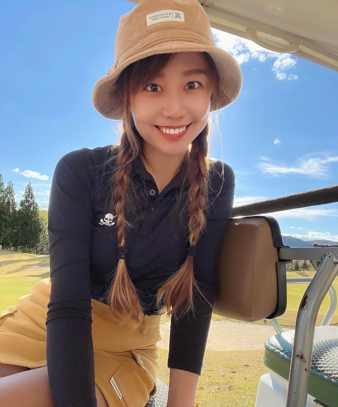 のインスタグラム：「個人的なお気に入りコーデ🧡🖤 @chucuchu_official_jp  @chucuchu_official  . バケハの時は三つ編みが1番😍 .  #ゴルフ#ゴルフ女子#golf#golfgirl#golfswing#ゴルフスイング#sports#スポーツ#スポーツ女子#골프#골프여자#尔夫球#高尔夫#ゴルフウェア#golfwear」