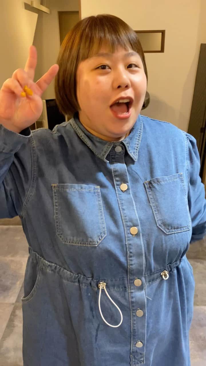 神林匠のインスタグラム：「YouTubeでも活躍、お笑い芸人のどんぐりぱわーずのあいこさんが来てくれました♪  表面はアッシュ系に柔らかく  インナーカラーにアッシュグレーの  遊び心を♪  中々思いきりカラーを楽しめない方も  インナーカラーだと楽しめるんじゃないでしょうか？  ありがとうございました♪  YouTubeの【公式】ぽちゃHOMEも  YouTubeで髪庵ゆかしと検索すると  YouTube撮影の動画も見れますので  是非♪  宜しくお願いします！  ●"髪庵ゆかし"店名の由来● 髪庵ゆかしは"奥ゆかしい"から来ています。"奥まで見に触れにいきたい、美に対してもっと深く知りたい"という意味があります。慎み深く、上品で、心が魅かれる、細やかな心配りが見える様子、英語で表すならbeautiful、graceful等。そういう想いを持った人で溢れてくれればいいなと決めました。  ●髪庵ゆかしのお客様との約束● 近所の雑談仲間、学校の友達、いつも行っているお気に入りのお店の人、毎日一緒にいる大好きな隣の人など、「なんか最近素敵になった？」って周りから褒められた時、すごく嬉しい気持ちになりませんか？ 毎朝鏡を見た時、いつもより調子が良い！モチベーションアップ、ヘアスタイルライフを少しでもお手伝いさせて下さいませ♪  ボブは最強のヘアスタイルです♪  なぜ最強なのか？？   1️⃣ おしゃれに見えます！   2️⃣ 可愛く見えます！   3️⃣ 再現性が高い！  4️⃣ 髪がつやつやに見える！  5️⃣ 年代なんて関係ない！  おしゃれ上級者にはもちろん   おしゃれを今から楽しみたい！   って方にも簡単に扱える   ヘアアレンジ、ヘアスタイリングも難しくなく、   どんなメイクにも似合いますし、   どんな人をもかわいく、   おしゃれに魅せる、   再現性も手間もいらずの最強のヘアスタイルです。   ファッションとのバランスや相性も最強です。  オシャレなボブ  その人だけにしか似合わないボブを  創ります♪  【美容師として19年目】  10000人以上のお客様を見てきました。  親身なカウンセリングを重ね、その人にだけに似合う、その人だけにしかないヘアスタイルを創ることが得意です。  Question 1  今通っている美容室に満足してますか？ ✅雑誌の切り抜きを持っていっても理想の髪型にならない ✅スタイリストが話を最後まで聞いてくれない ✅毎回、途中でスタイリストが変わるので、何度も同じ説明をしなければならない  Question 2 ✅乾燥やフケに悩むお客様の頭皮を改善し、潤いのあるツヤ髪に ✅すぐに色が落ちてしまうカラーリングを、2倍長持ちさせる ✅しっかりとお客様のお話を聞き、カウンセリングをして、想い描いていた髪型を完成させる  Answer 髪庵ゆかしの1番の魅力は  【しっかりとしたカウンセリング】です！  同じ番号の色を使用していても、髪のダメージ具合や髪質などで、入る色が変わってきてしまいます。 カットやカラーなど、あらゆる施術は お客様の頭の形や頭皮、髪質をしっかりチェックさせて頂いてから行います。 しっかりとお客様の悩みを聞き 最初から専属スタイリストとしてカウンセリングをし施術します！  いいね！コメントでもお悩みお応えします♪  【ご予約方法はこちら】  〈web予約の場合〉  プロフィールのURLから24時間、好きな時にweb予約出来ます。  〈電話予約の場合〉  プロフィール欄の" 問い合わせ" ボタンを押して頂くか ☎︎03-5426-8978までお願いします！  髪庵 ゆかし （かみあん ゆかし） 154-0015 東京都世田谷区桜新町1-11-4 フジヤビル2F です。 tel 0354268978 完全予約制 営業時間 10時〜２０時 定休日毎週月曜日 田園都市線桜新町駅徒歩2分 桜新町駅の西口を出て頂き、ファミリーマートの前の横断歩道を渡って下さい。 KALDI coffee farm（カルディコーヒーファーム）を左手に位直進していくと、ガラス張りのパン屋さん(フジヤ本店)がありますので、そちらの2階になります。 注意:ペコちゃんのキャラクターの不二家さんとは別ですので、お気をつけ下さいませ。 ビルは淡い黄色の建物です。 ヘアスタイルで運命を変える。   @takumi_kanbayashi  @aikodpw  #どんぐりパワーズ　から　#どんぐりぱわーず　に改名   #髪庵ゆかし #桜新町  #オシャレぽちゃ  #神林匠  #ヘアスタイル  #美容室 #YouTube #三軒茶屋　#駒沢　#用賀　#渋谷 #ヘアスタイルで運命を変える  #ぽちゃかわ  #ぽちゃHOME  #ぽちゃっこ #大食い #ぽちゃコーデ　#アラサー #アラフォー #アラフィフ #激ぽちゃ  #桜新町美容室   #ヘアスタイルで運命を変える  #インナーカラー　#お笑い芸人　#どんぐりぱわーずあいこ　#マッシュ　#ボブ」