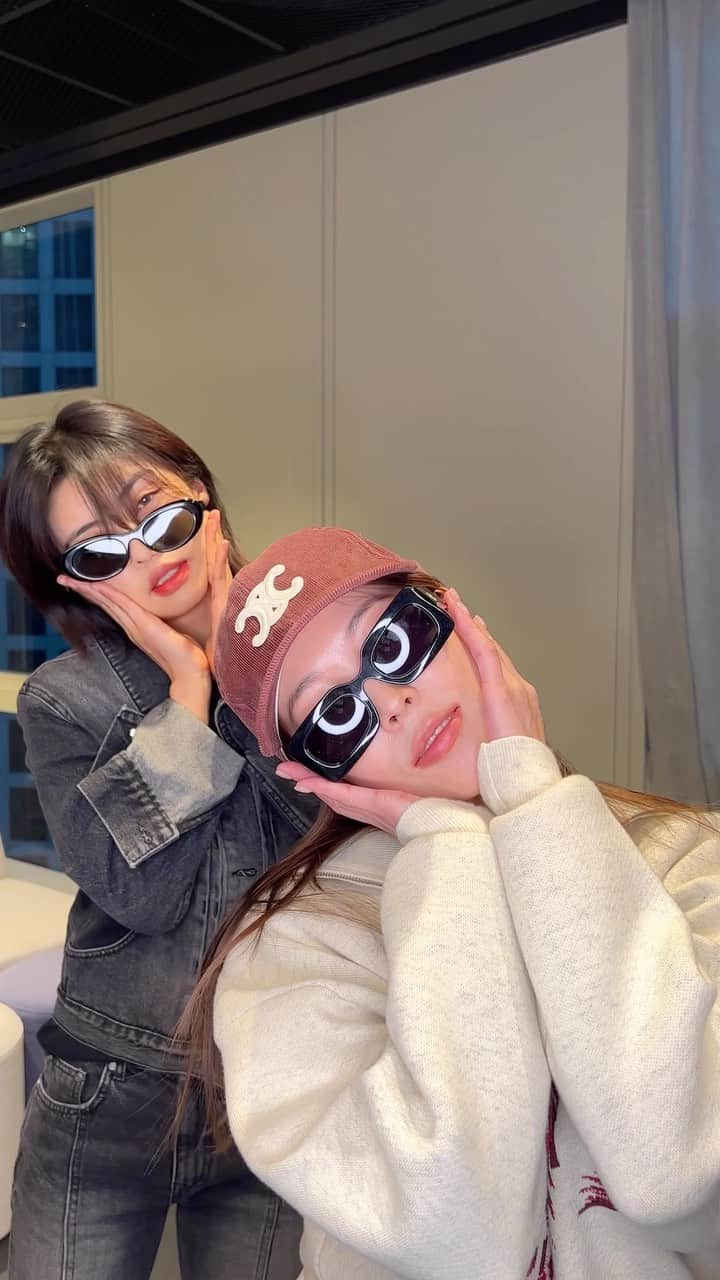 BoAのインスタグラム：「우린 더이상 기싸움을 하지 않을테얏 @aiki_kr 고마워요❤️」