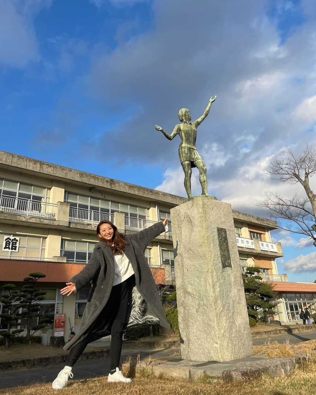 のインスタグラム：「また一つ夢が叶いました🥹🫶✨  愛知県安城市の明祥中学校にお呼びいただき、宅トレ授業をさせていただきました✨🥹中学校で宅トレするの夢だったから叶って本当嬉しい😂✨  【しなやかで折れない心とカラダを作ろう！】というテーマだったので、私の中学時代の話や（部活で挫折した経験や、それが結局今いきてるよって話とか）心とカラダのメンテナンス方法などお話しさせてもらいました🥹  心とカラダは一つなんだよ。 運を動かすと書いて運動なんだよと。  後半はみんなでめちゃ汗かいて運動できて（と言っても私は最低限の動きでほぼガヤwwみんなの応援頑張りました😂）最高の景色でした🥹✨  もう本当に、生きててよかった〜!!!!と思えた瞬間だったなぁ〜こんなにたくさんの人が宅トレをしてくれて、笑って、楽しんでくれて。これ以上ないくらいセロトニンどばどばだったよ😂✨本当に素敵な空間に居させてくれてありがとうございました🙏✨  今日見た景色を全国のみんなと見たいな!!  夢は全国宅トレツアー!!✊✨ いつか全国を回ってみんなで運動して今日みたいに全員でセロトニンお化けになりたいよ🥹  口にプラスと書いて叶う!! ポジティブなことを口にしてたらいつか夢は叶うと思うので、これからも宅トレ普及頑張ります✊✨宅トレでもっと自分を好きになる人が増えますように!!  素敵な経験をさせてくれた明中の皆さんありがとうございました🫶らぶ🫶💖  #いつかみんなの街に行くからね!! #どの街に来て欲しい？ #今日の景色をみんなで見たいよ #みんなでやる宅トレ楽しいよ #その時は会いに来てね🥹 #一緒にセロトニンお化けになりましょう👻 #宅トレ #マリネス #mariness」