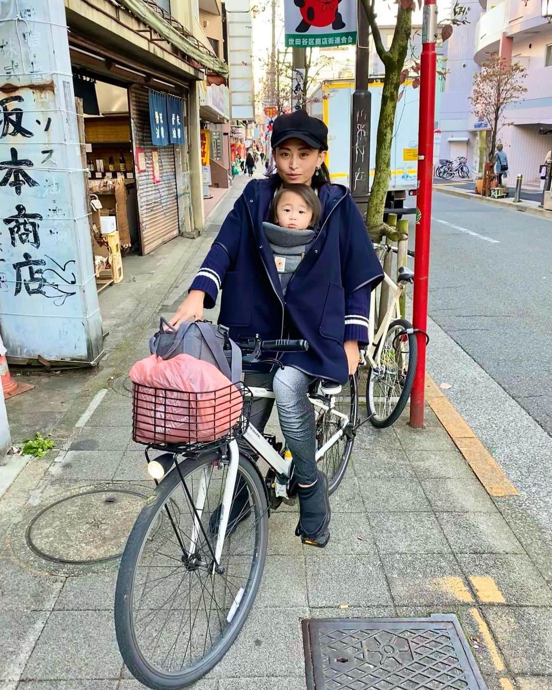 世礼奈のインスタグラム：「最近の🤳 息子との写真ばっか😂w  お外が大好きだからママあちこち 👶🏻玲音が遊べるような場所探しては どこへでも🏃🏼‍♀️🚲💨行っちゃう♪w  そして夜は､パジャマで夜のお散歩 連れてって🙌って #グスケット 🎽 #Gooseket 持って👋バタバタ させながら駄々こねるから最近ほぼ 毎晩 #パジャマ散歩 👟ww ☺️可愛いからしょうがなく行く🏃🏼‍♀️  私がママVilmaにしてもらったように 私もBabyに同じように育ててるよ😌 #愛情たっぷり #FullOfLove #愛嬌最強ベイビー 👶🏻 💘🔫 #皆誰かの大切な人  #BelovedSon #愛息子 #1Year1month #1歳1ヶ月 #13months #生後13ヶ月 #13monthsBoy #生後13ヶ月男の子 #BoyMam #男の子ママ #DotingParent #親バカ #MamaSerena #ママセレナ 🚲 #PanasonicVeloStar #パナソニックベロスター」
