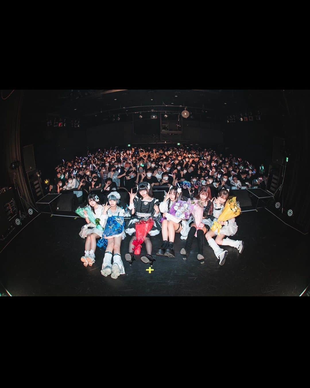 ちはるさんのインスタグラム写真 - (ちはるInstagram)「. キングサリ1stワンマンライブ 『LIVE or ALIVE』お越し頂き本当にありがとうございました！会いに来れなかった方も応援メッセージありがとうございます！昨日は楽しくてあっという間の時間でした！ライブ前はゲロゲロしそうになったけど、人いっぱいのフロアとみんなのお顔見たら安心してライブできました＾＾この日のために沢山練習してきたんですけど、キャラメリボーンをワンマンのためだけの特別振り付けにしたり、spellアコースティックで歌ったり新曲 CRAZYKINGを披露したり、お立ち台を使ったり他にもワンマン用にアレンジした音だったりと、盛り沢山のライブでした！みんな予想してたかな？、今回こうして新しいことに挑戦したりして、改めてキングサリは凄いなって思ったし、これからも色んなことに6人で挑戦していきたいなって、こんなことしたいあんなことしたいーて思えました、！未来が楽しみだなあ！て、オタクみたいな気持ちなっちゃってるけど、本当に今回のワンマンを通して、キングサリでもっともっと上を目指していきたいって思うことができました、デビューライブでは1ミリも自信無くて、こんな私がキングサリに入ってごめんなさい、ブスでごめんなさい、ていうしょうもない気持ちがいっぱいで、ライブを素で楽しめて無かったかもしれないんですけど、今回はそんなことどうでもよくて、素直にファンの方に感謝の気持ちだったり、この素敵なステージに立てて歌って踊れていることを幸せに思ったし、いつも頼りになる刺激になる尊敬できる仲間？メンバーと一緒に作り上げているライブは素敵で本当に感謝と楽しいと嬉しいとステキ〜とみたいな語彙力なくなるくらい幸せな気持ちでライブしてました！キングサリについてきてくださいとかラストに言ったけど、そんなこと言える人間？立場？じゃないんだけど、本当にみんなとこれからももっともっと素敵な景色みたいって本当に思ってしまった、、個人としてまだ人気ないし、知名度ないし、ついてこいなんて言える人じゃないけど、グループのためにもっと村咲ちい個人としても頑張っていかないとって強く思いました！来年とかからはもっと自信持てるように個人のお仕事とかもしたいしもっと人間になりたいです❔！最後締まらんけど、本当にキングサリに出会ってくれたみんな最高だよ！これからも私たちとグサリといきていきていきようね！！大好きだ〜〜！！幸せをありがとう＾＾  最後に！ 今回披露した新曲CRAZY KINGの振り付けをさせていただきました！違う新曲を何個か覚えながら自分でも振り付けを作らないといけないっていう脳みそ大爆発なことをして人生で一番いかれちゃったんですけど、CRAZY KINGはキングサリの代表曲になる曲でもあるので、曲名、歌詞の通り、イキった私たちとその中にも可愛さがある、一体感！みんなと一つになる、感じをイメージしました、語彙力たすけてほしいけど、きっと見たらこの気持ちわかるとおもう！ちょっとこれで大丈夫かなーとか不安あったけどみんなが褒めてくれたり踊ってくれたりしてるのみてとっても安心しました＾＾頑張ってよかったです！！  今はまだ声出しできないけど一緒に踊ってくれたり、クラップだったりペンライトでみんなが盛り上げてくれてそのおかげで本当に最高なライブになりました！改めてキングサリに時間を使ってくれてキングサリを選んでくれたみんな本当にありがとう！これからもよろしくお願いします＾＾　　  不思議の国？の歌姫担当　村咲ちい」12月8日 20時27分 - 11chiii__04