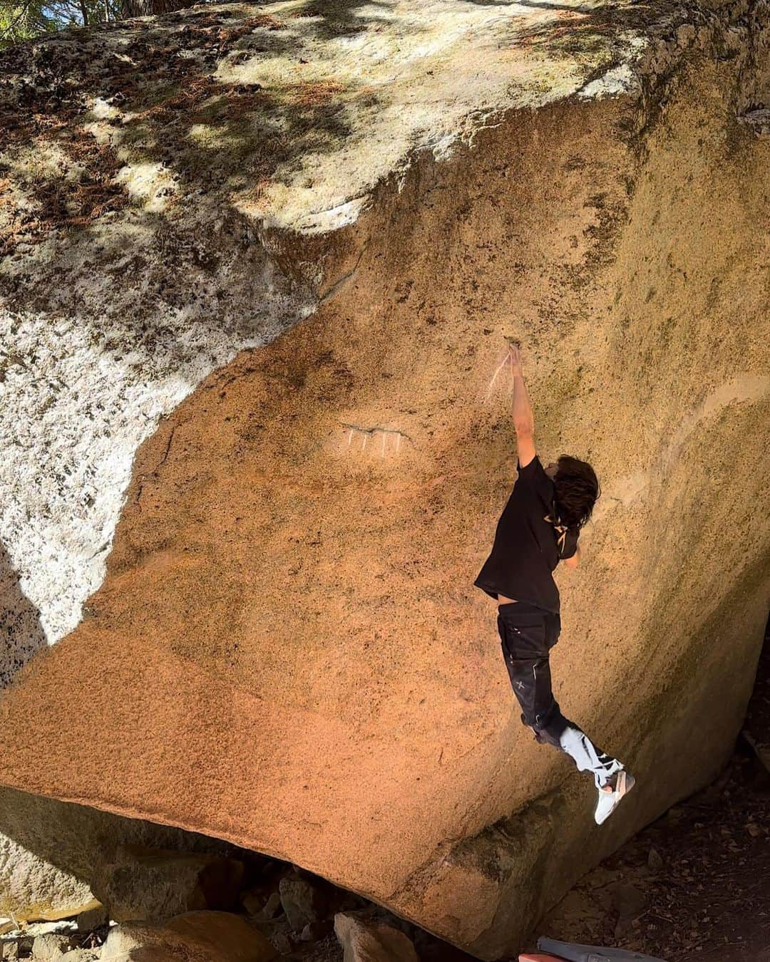 野村真一郎さんのインスタグラム写真 - (野村真一郎Instagram)「Floatin V16 #session12 2022.12.07  Last session of Floatin (V16) before season off. I couldn’t send it yesterday as well. On the way back to my home i was somehow calm but when i arrived home, gradually the fact that i failed hit me. Somethings dropped off from my eyes in the end, so i went to bed as soon as possible.  Though I can find out so many about how i concentrate and how i should move by facing to only one beta, it points my weakness and narrow-minded out at the same time. I’ve really been frustrated by all of these findings. I know the process of sending is absolutely essential so I might have been getting better experiences. However I’m still a challenger, i have to work out and get stronger than before. I think Climbing is 0 or 1, it doesn’t have middle point, in other words those who can climb is strong and those who can’t is weak.  I can’t say anything cus i’m still weak though. I really wanna get stronger!  I slept one night so now i’m feeling positive. I promise i’m gonna send Floatin(V16). it would be nice if everyone wish that i achieve it. ＿＿＿＿＿＿＿＿＿＿＿＿＿＿＿＿＿＿＿＿＿＿＿＿＿＿＿＿___  ゲートクローズ前ラストフローティン！ 残念ながら、昨日も初手を止めきれずでした。  帰りの道中まではそうでもなかったのに、家に到着して一段落したらじわじわとどうしようもないくらい悔しくなってきて、最終的には珍しく目から汗が止まんなくなったから速攻寝た。笑  出来ない一手としつこく対峙する事で、ムーブを起こす時の感覚や意識に関する事で発見が沢山ある。ただ、その裏を返せば自分のクライマーとしての未熟さ、弱さを思い知らされる。 それが、死ぬほど悔しい。 出来るまでの過程は凄く重要だし、今は凄く良い経験が出来てるんだろうけど、過程の段階で語れる事は何一つ無い。登れてないってことは、ただただまだまだ弱い。能力が足りてないから日々鍛錬をして、頭を使って、強くなる必要がある。 クライミングは0か100。 登れなかったら弱い。登れたら強い。 これだけでグレードやリーチなどに関する議論も、全てがある程度解決する。 まあ、まだ登れてない弱者が何を言ってもしょうがないけど。 早く強くなりてーー！  一晩寝たので心は既にかなり前向きです。フローティンは必ず登ります。 引き続き、応援宜しくお願いします🙇‍♂️  @rokdo_team @monturajapan @montura_official @unparallelup @rockmasterhq_caravan @frictionlabs @clover_resole @project_daihold @hamasakichiryoin0929」12月8日 20時44分 - nomura_shinichiro