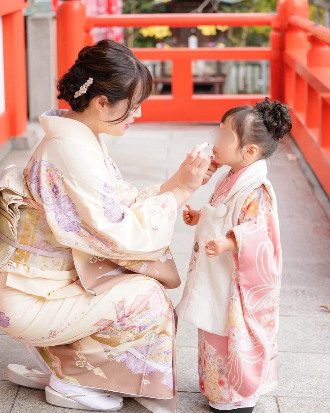 めぇたんのインスタグラム：「リップぬりぬりショット💄 これは絶対撮って欲しかったショット💫 お口のとんがりと、緊張で固まるおててが可愛いくて お気に入りです🥰💓 . #七五三 #七五三ママコーデ #七五三ヘア #訪問着 #お宮参り #姉妹ママ #3歳 #生後２ヶ月 #おんなのこママ」