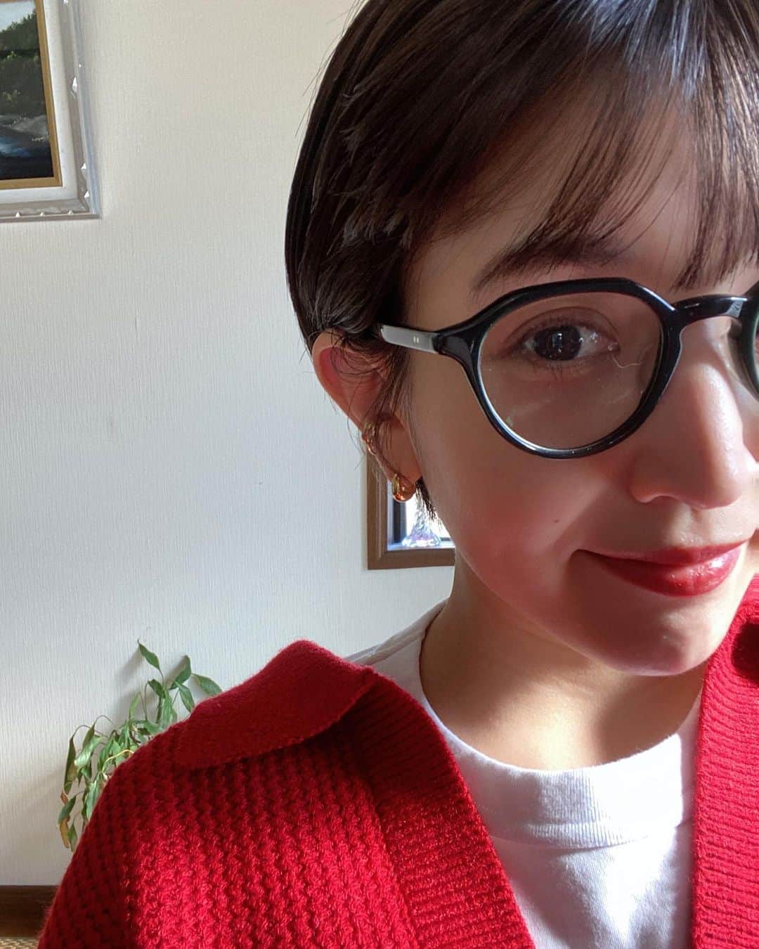 のインスタグラム：「出産がんばったねのご褒美で、旦那さんがトムウッドのピアスをプレゼントしてくれました🎁  暖くんに会えない中、いつもお仕事がんばってくれてありがとうね！😊  暖くん産んでからコンタクトがめんどくさくてメガネばっかりかけてる🤓  #マッシュショート #ママコーデ #tomwood #新米ママ #男の子ママ」