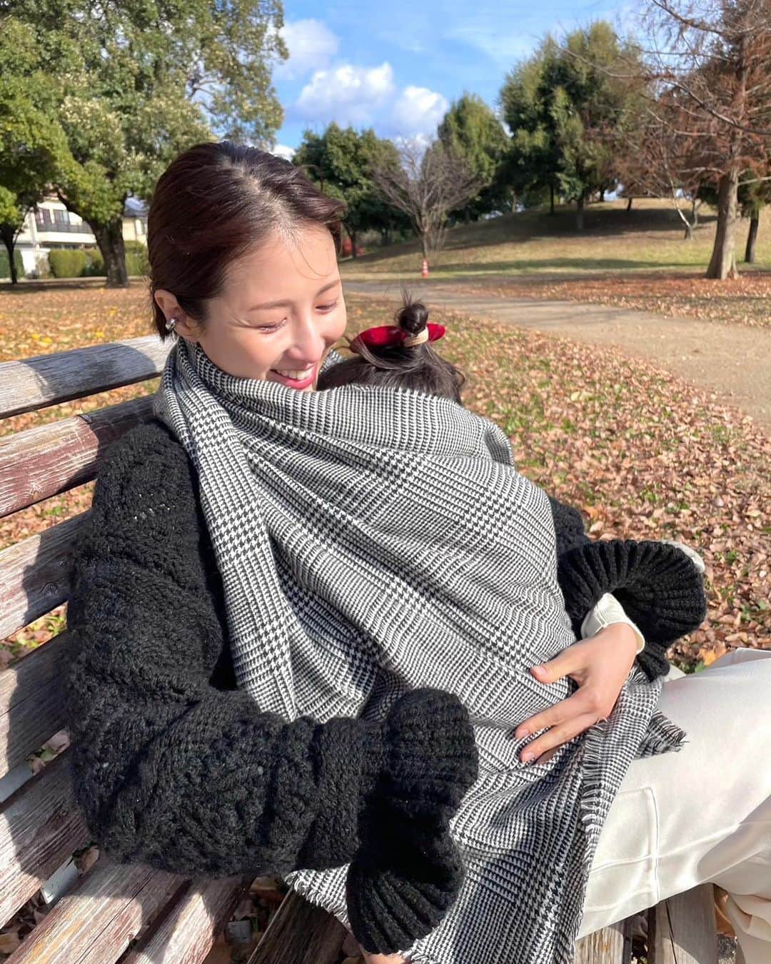 のインスタグラム：「ふうかとのラブラブショットを撮ってもらった🥰 子供なような赤ちゃんなような☺️ #次女あるある#ふうかちゃん#2歳4ヶ月#まだまだ抱っこが好き」