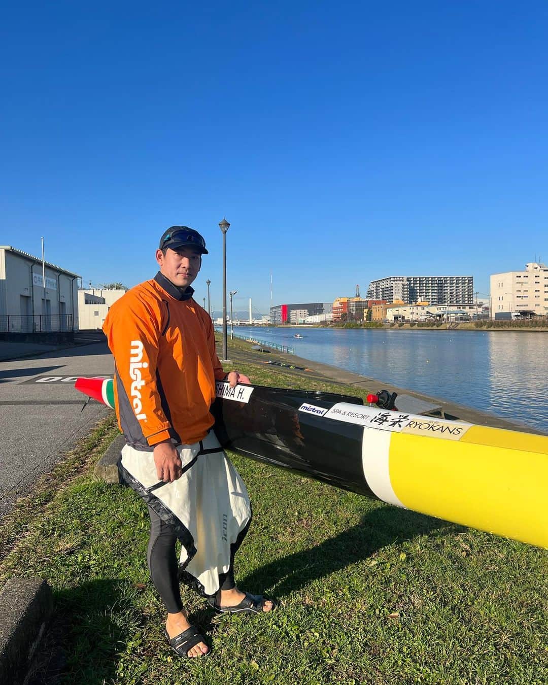 藤嶋大規のインスタグラム：「久しぶりの乗艇🛶 寒くなってきて試してみたかったウェアを着ました！ 全く寒くなく、メニュー中は暑すぎるぐらいです。練習後もすぐに体が冷えなくて最高です！ 動作にも支障ないので冬の必須アイテムになりそうです⛄️  着用ウェアはこちら↓ ミストラル ユニセックス 【フリーモーションスモック トップ】 @mistral_apparel   #mistral #canoesprint #winter #training #ミストラルアパレル #カヌー #カヌースプリント #supported #sponsored #PR」