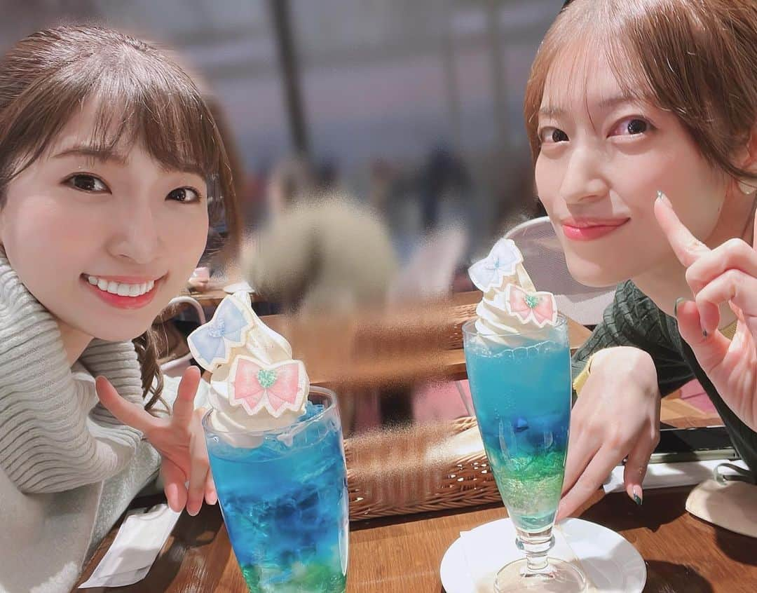 尾崎礼香のインスタグラム：「まこちゃんのお誕生日の日に、まゆちゃんとジュピター会しました💚⚡️  前回カフェ行けなかったから行けてよかったー！ 寒かったけどもちろんフロート💙💚🍹  2回目だったけどやっぱりミュージアムは素敵空間で最高でした🥺 まゆちゃんありがとう💚  2人とも揃えたわけでもなく緑のニットにポニテだったよ😂✨  #セーラームーンミュージアム #美少女戦士セーラームーン #セーラージュピター #木野まこと生誕祭2022 #木野まこと #まこちゃんお誕生日おめでとう #セーラームーンカフェ」