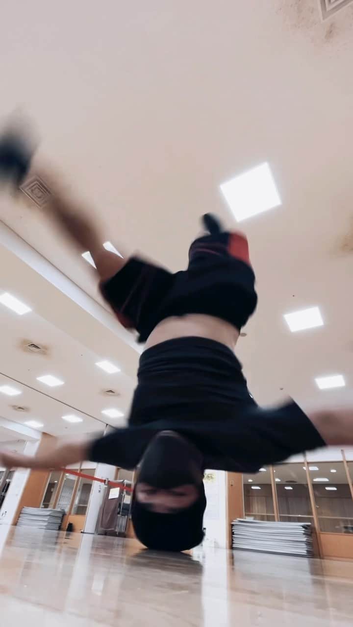 大野愛地のインスタグラム：「loading...💪🏼🔥  🌀: @spinboyaichi  🎥: @iguchifamily_moka   #headspin #breakdance」