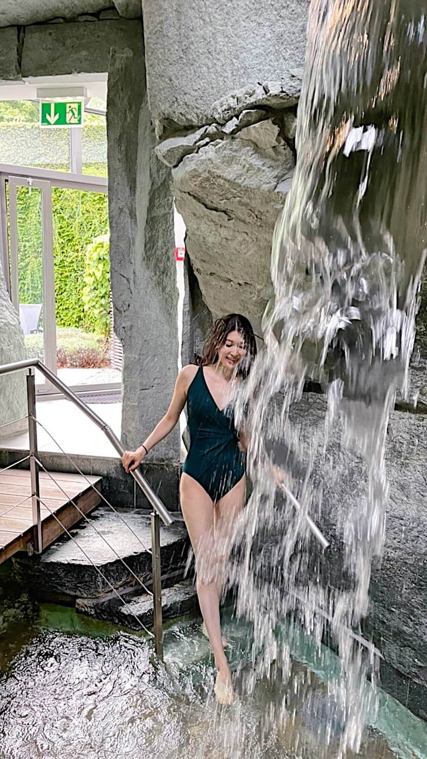 櫻井麻美のインスタグラム：「スイスにあるメディカルヘルスリゾート"Grand Resort Bad Ragaz"を視察🙄  美と健康の極みを叶えるために医療施設にスパ、ワークアウトプログラム、美味しくて身体にも良い食事など全てがそろっている複合施設なんです😍  #スイス  #grandresortbadragaz  #badragaz  #スパ #スパリゾート #メディカルリゾート #温泉 #hotsprings  #医学博士 #アラフォーライフ  #アラフォー美容 #美容家」