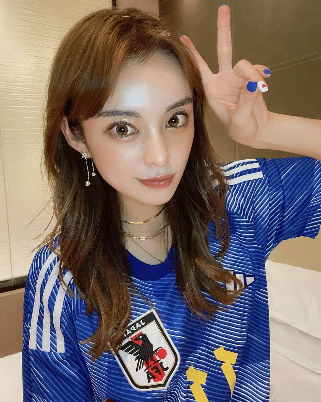 のインスタグラム：「カタール🇶🇦に行ってた時にホテルで撮っておいたやつ📷´- 今年の日本代表のユニフォーム可愛くて好き カタール着いた日にストレートアイロン壊れて、前髪下ろすことができなくなったからずっとセンター分けしてたんだけど逆にこれがよかったのかな？wwwストレートアイロン壊れてよかったww ワールドカップはまだまだ終わってないので皆様決勝まで見続けましょ🙋 ワールドカップ始まる前は「ブラジル1強なのでは！？」とか言ってたけど始まってみないと分かんないもんですね🤣もうどの国が優勝するかわかんない！それくらいどの国もサッカー素晴らしすぎる。みてて本当におもしろい！ 毎年ワールドカップやってほしいっておもうけど、4年に1度だからいいんだろうな～～ ⁡ #ワールドカップ #W杯 #日本代表 #サッカー日本代表 #サッカー日本代表はヒーロー #JAPAN #SAMURAIBLUE #NIPPON」