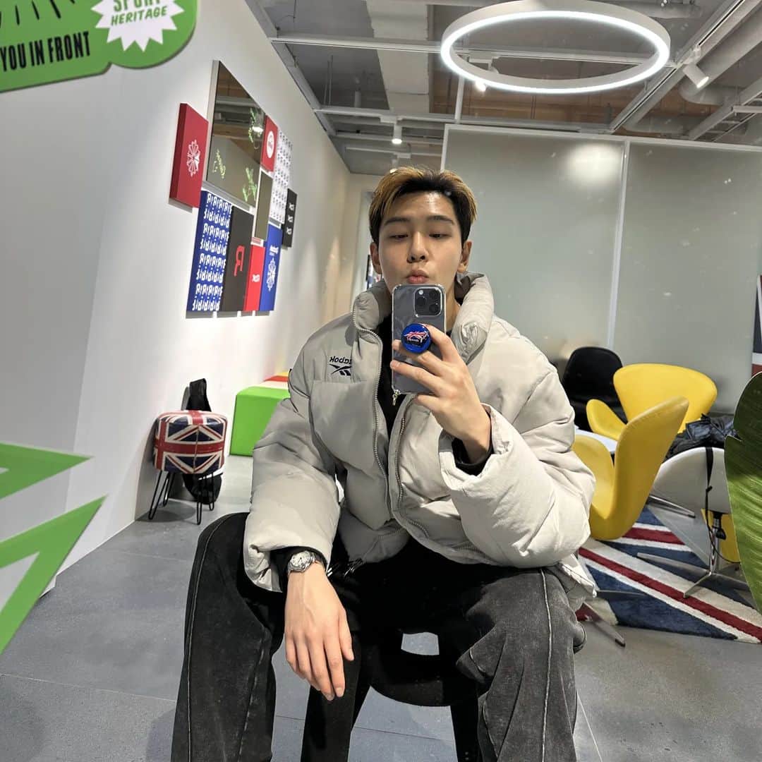 ハイトップのインスタグラム：「리복마을 with @stella_1028 @reebokkorea」