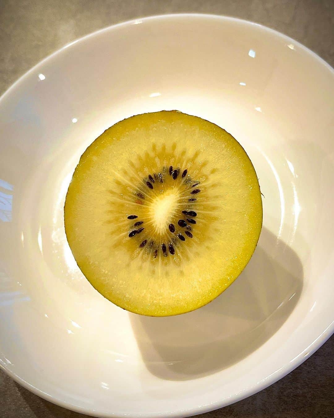 秋山ゆずきのインスタグラム：「. . いつかのすっごく酸っぱかったキウイ🥝 今年もあと少し！ 全力にわかで初めてちゃんとワールドカップ見たのですが、 生まれて初めて自分の事以外で 悔しくて泣きながら寝ました。  サッカーってあんな気持ちにさせてくれるんだね。 日本代表のみなさんがインタビューで 【日本から応援してくれたみなさんの応援 届いてました！ありがとう！】 みたいなの言ってた時に、 仲間に入れて貰えた気がしてにやにやしちゃいました。  アディショナルタイムの1分、1分が あんなにも長く感じて ドキドキするなんて。 本気の人達は4年に一度、こんな思いをしてたんだね。  4年後に向けて、私も頑張る！！！  日本代表の皆様、感動をありがとうございました！！！  #ワールドカップ日本代表  #fifaworldcup #fifaworldcup2022  #日本代表 #ありがとう」