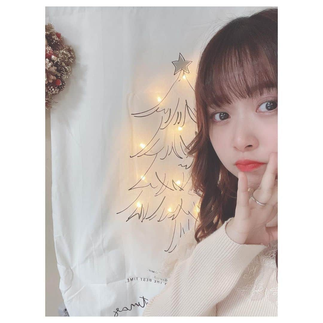 武田るいさんのインスタグラム写真 - (武田るいInstagram)「今年のXmas🎄は簡単に装飾🥺🫶🏻💓 ツリー🎄飾りたいけどお師匠はんに破壊される気しかしないので😰しわしわアイロンしなきゃ…←  タペストリー光るのかわいい💓 美容室で髪の毛まきまきしてもろたので 調子に乗ってセルフィー🤳 #xmas #スリコ #Xmasリース #🎅 #🎄#へああれんじ」12月8日 16時06分 - rui_1002