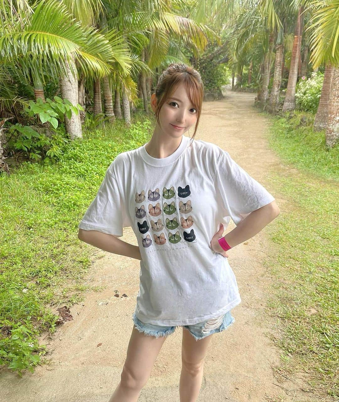 堀みづきのインスタグラム：「初の西表島🐱🌴🍍  2枚目▶︎ 母とイリオモテヤマネコTシャツ着たよ🤣🤍 似てないってよく言われるけど、どうかな？🫣笑  お天気が悪くて ヤシガニも星空も見れなかったから また絶対リベンジしたい🦀🌌  #沖縄#西表島#西表#イリオモテヤマネコ#家族旅行」