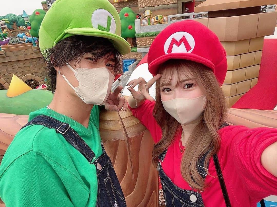 はづきてぃのインスタグラム：「・ 私、絶叫ほんと苦手なんだけど、 今回のユニバはホント頑張った🥺 ハイドリとスペースファンタジー乗れたの本当奇跡。 死んだwwwwww ジュラシックパークは一瞬落ちるだけだから 元々頑張って乗れるんだけど ハリドリなんかあんなん 一生乗らないと思ってたのに😂 ワンピースコラボじゃなかったら 絶対乗ってない。笑 ・ 3枚目のピノキオカフェ可愛かった♡ 途中でちょっと雨降ってきていい雨宿りになった🌂 雨のせいで夜は髪の毛終わってます。  ・ #ユニバ #USJ #ニンテンドーワールド #ユニバーサルスタジオジャパン #マリオコーデ #ルイージコーデ #マリオカート  #ユニバコーデ #ユニバデート #ペアルックコーデ #ユニバデート #ユニバカップルコーデ #大阪旅行  #universalstudiosjapan #nintendoworld」