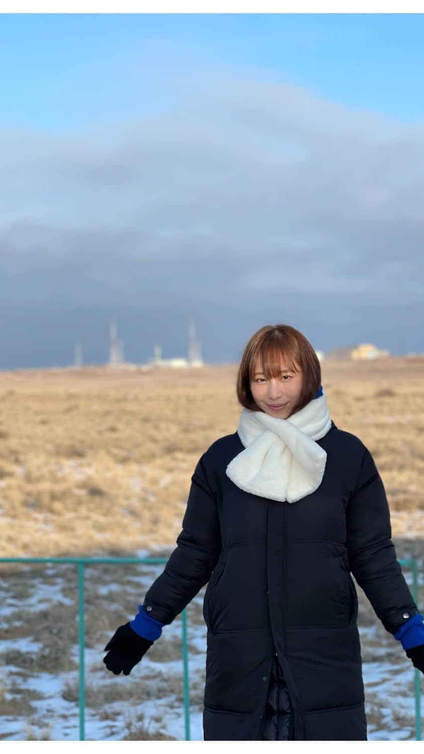 塩地美澄のインスタグラム：「【未公開動画】 ちょうど1年前の12/8は前澤さんのロケット打ち上げリポートのため、カザフスタンのバイコヌール宇宙基地に居りました。 その際の氷点下で口が回っていない様子を貼っておきます! ご覧になっていない方に向けて実際の生中継はインスタストーリーズのほうに。 インスタライブにお付き合いいただいた皆さま ありがとうございました。今夜のスナックみすみは2022年を振り返ります!  🆕12/20 イメージDVD『美人教師の１日』  ✅写真集『瞬間（とき）』発売中  ✅2023年カレンダー 発売中 #塩地美澄」
